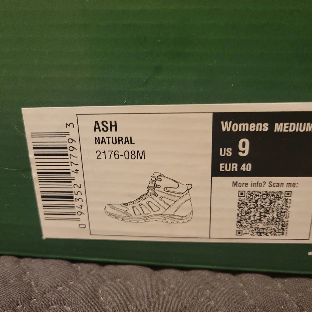 NIB! Eastland hiking boots! Color Ash-Natural
